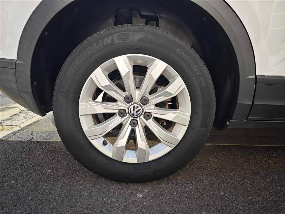 Volkswagen T-ROC exploring Songs