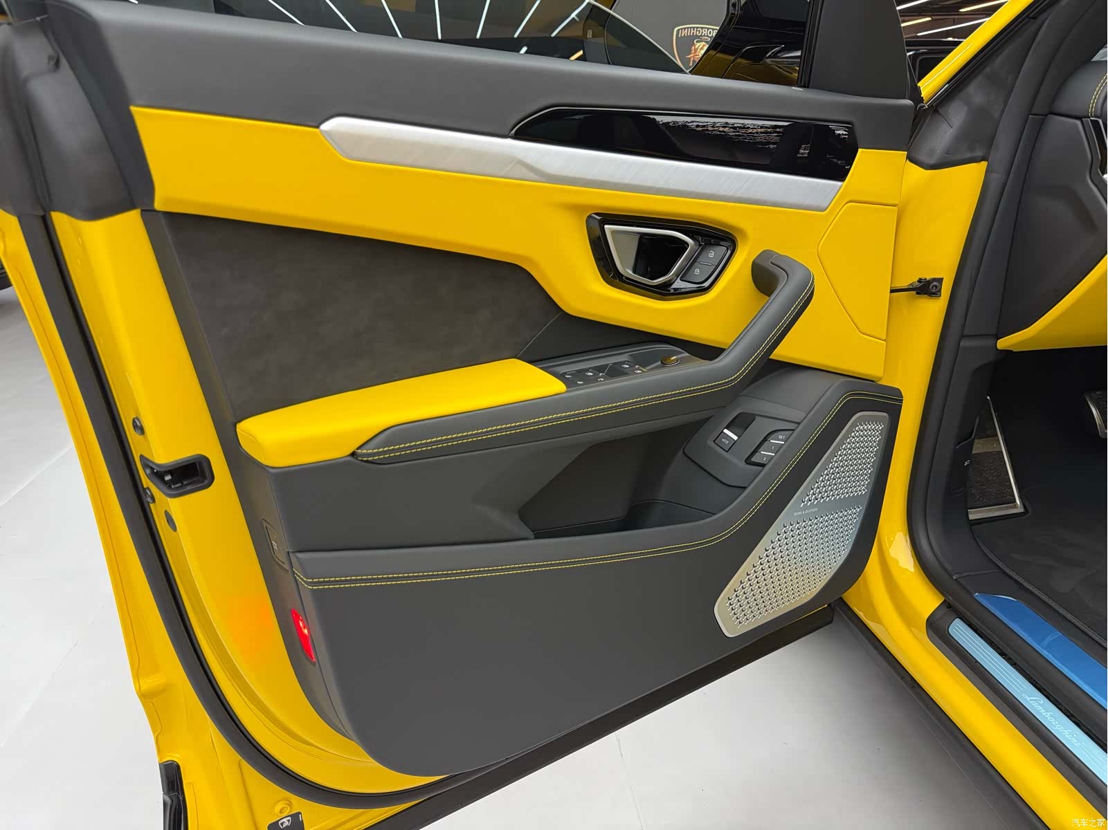 Lamborghini Urus, 2023 21