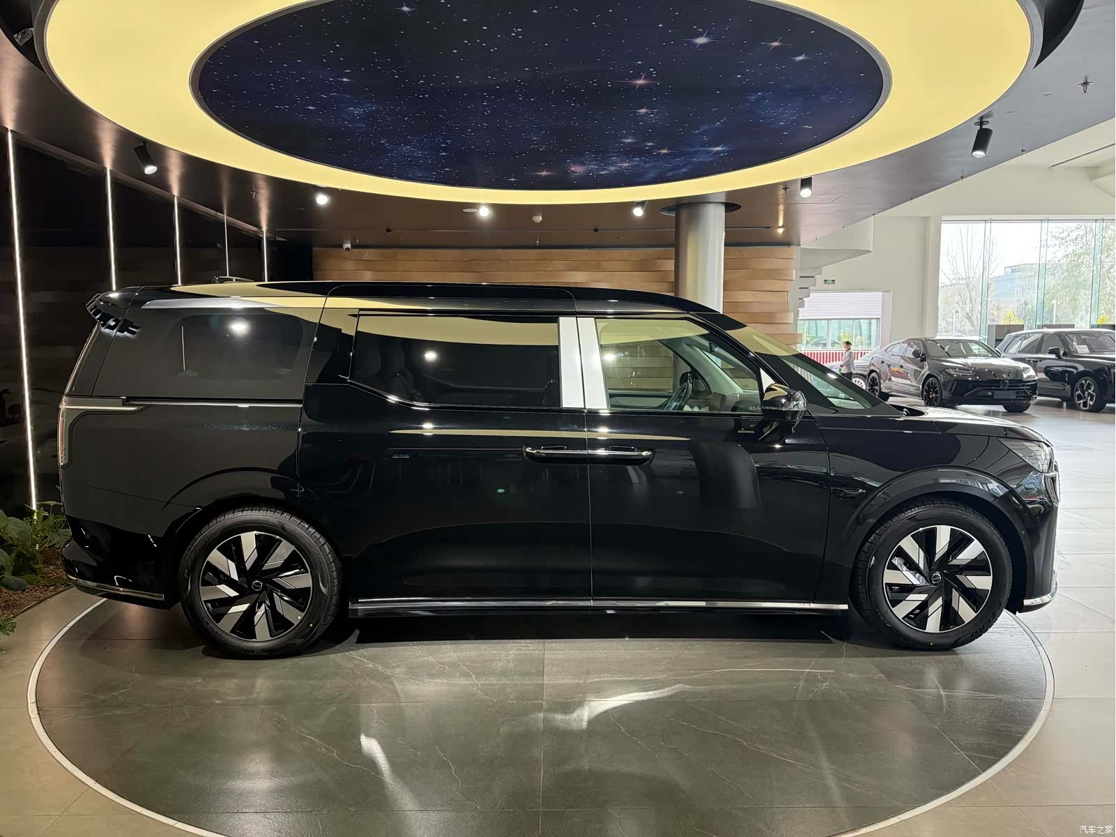 Volvo EM90, 2026 4