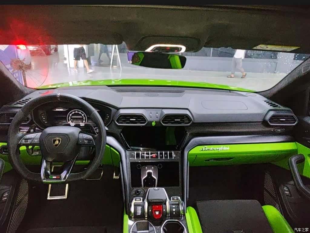 Lamborghini Urus, 2023 4