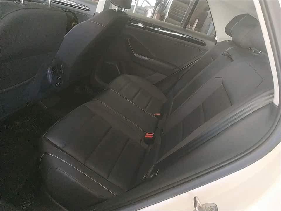 Volkswagen T-ROC exploring Songs