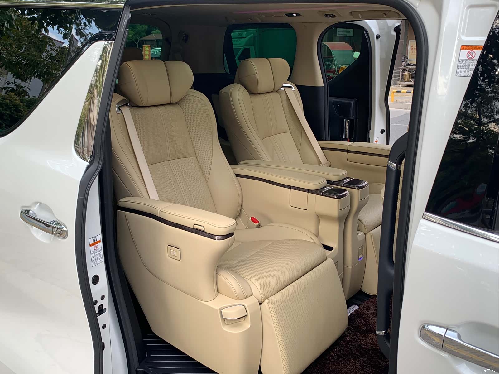 Toyota Alphard, 2022 10