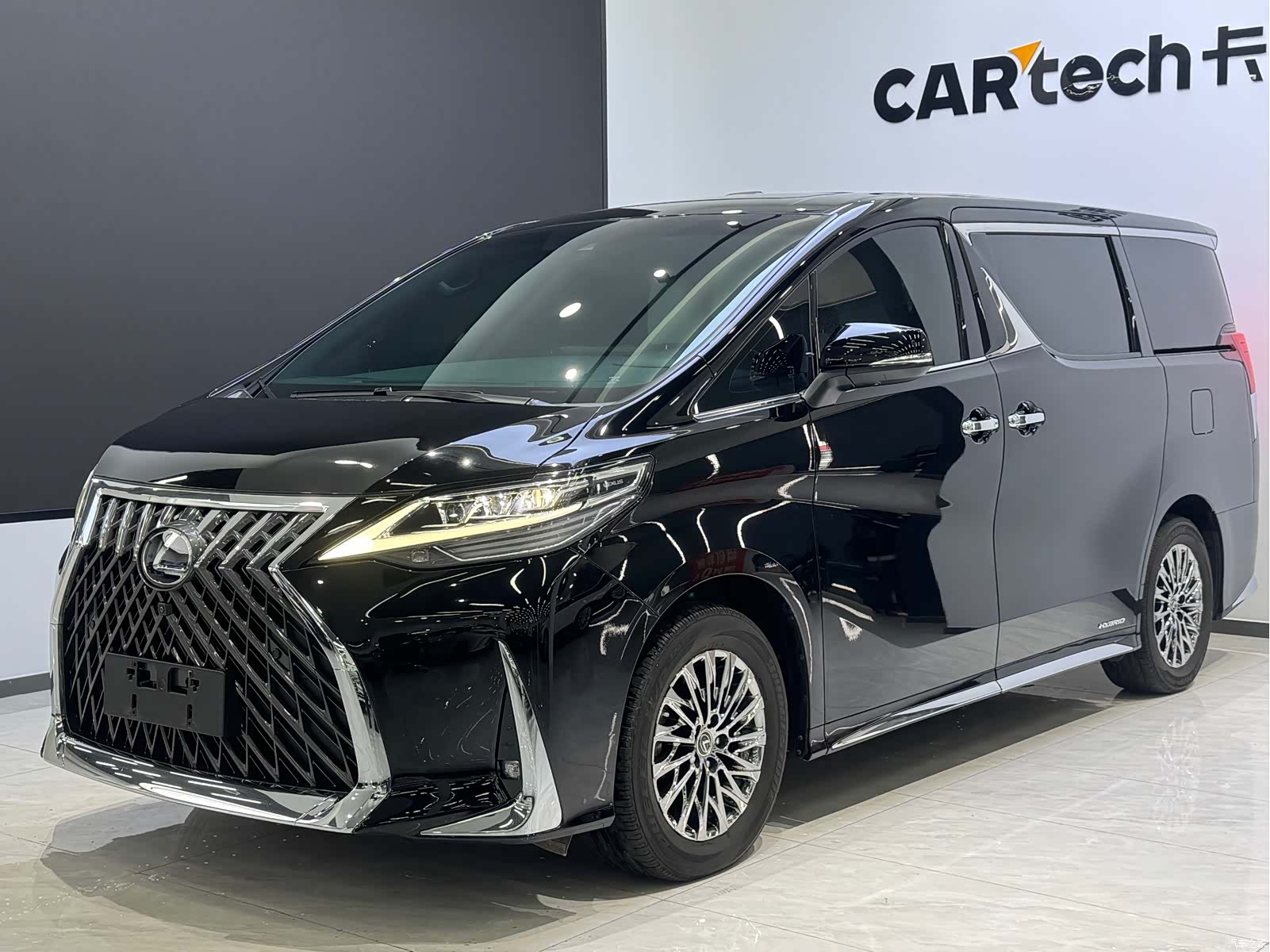 Lexus LM, 2022 1