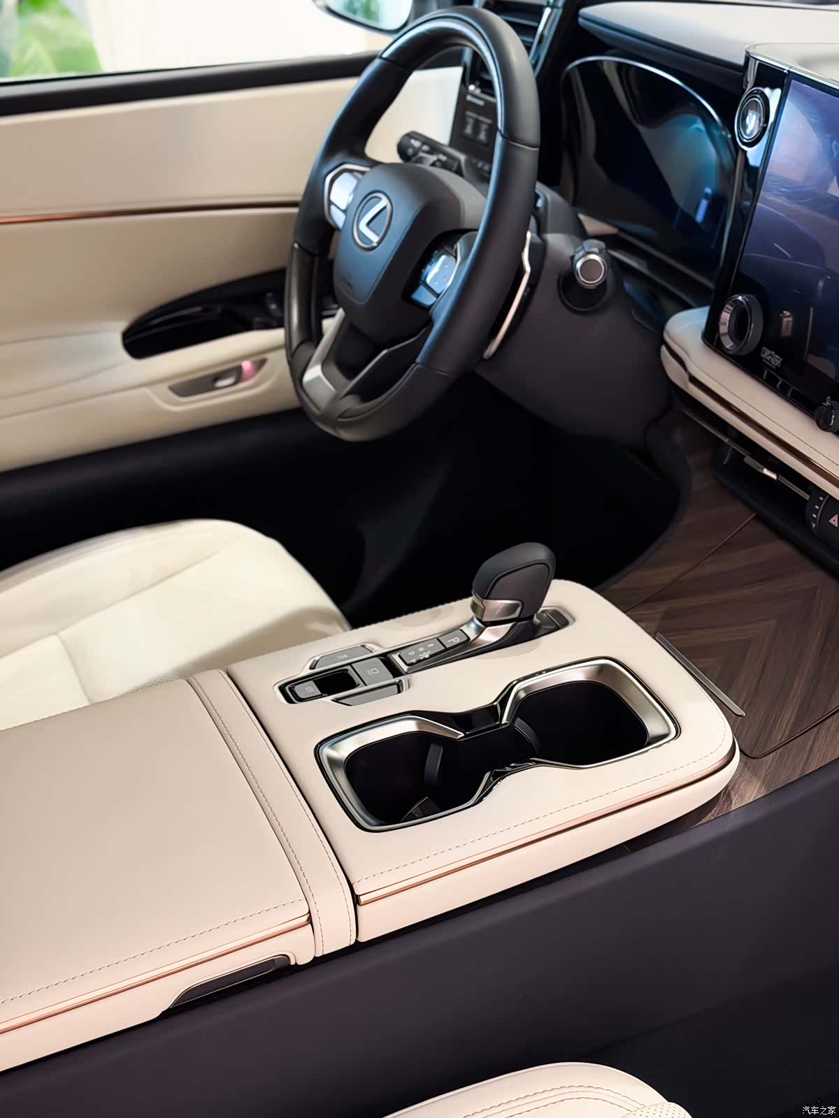 Lexus LM, 2025 7