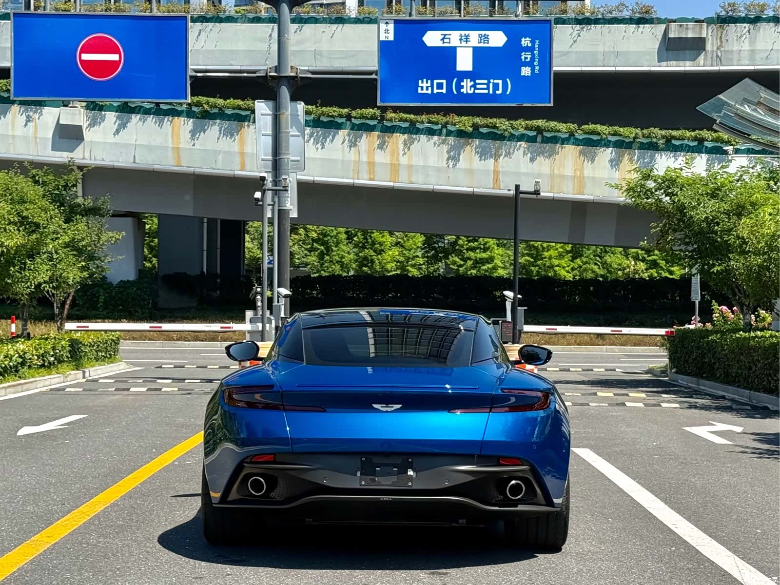 Aston Martin DB11, 2024 8