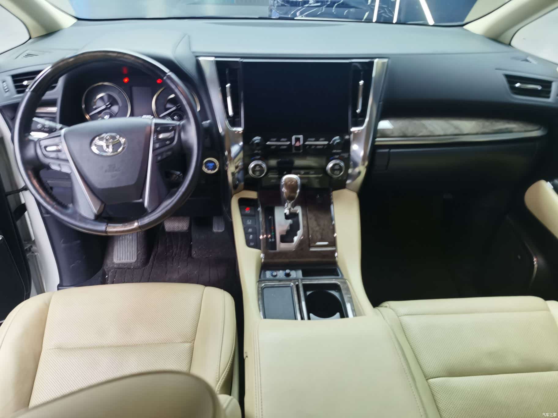 Toyota Alphard, 2022 8