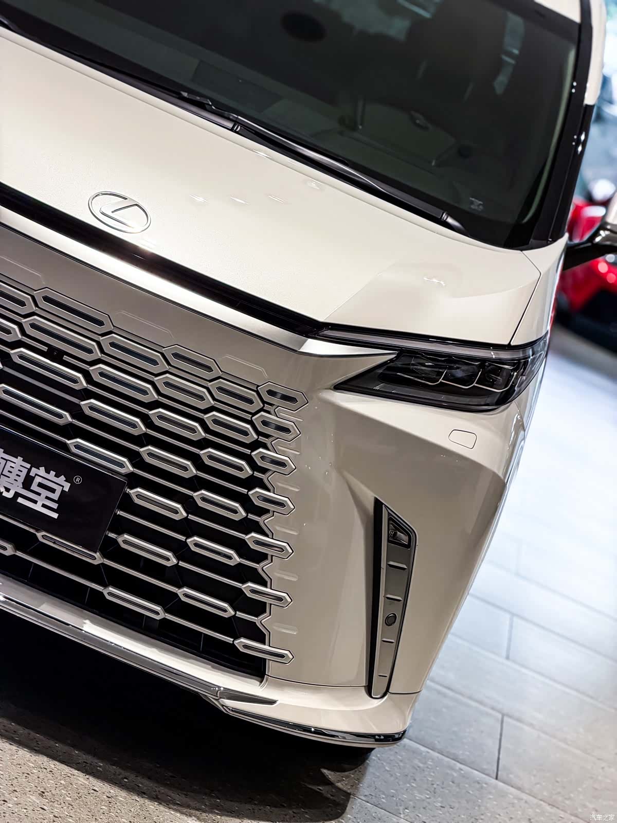 Lexus LM, 2025 4