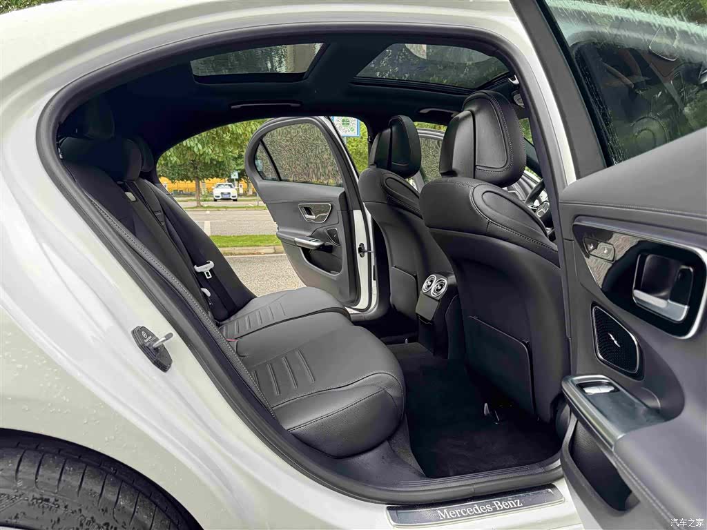 Mercedes-Benz C-Class, 2025 18