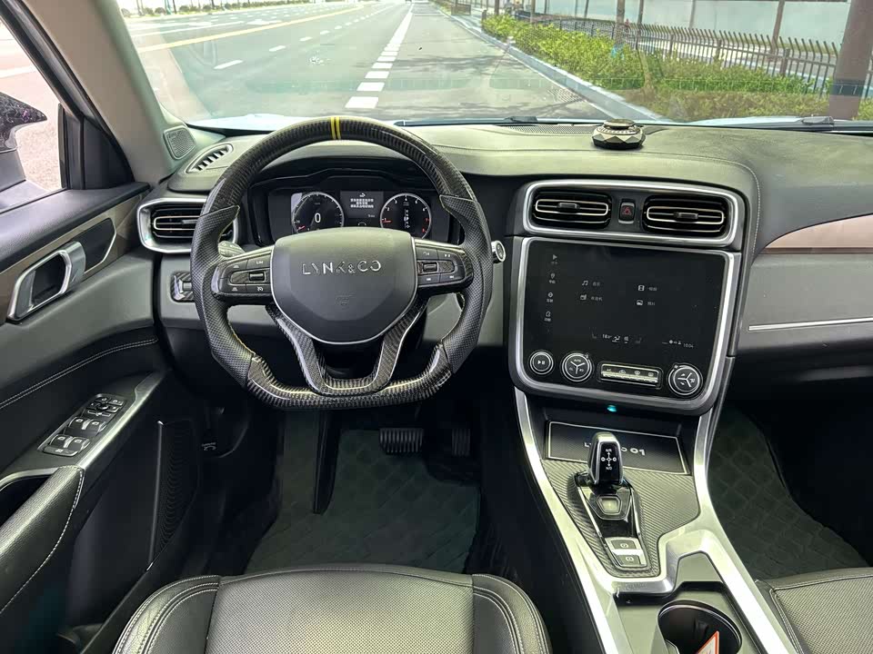 Lynk & Co 01