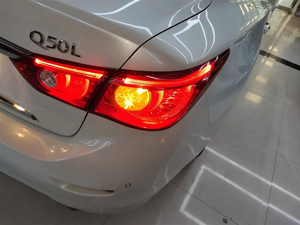 Infiniti Q50L