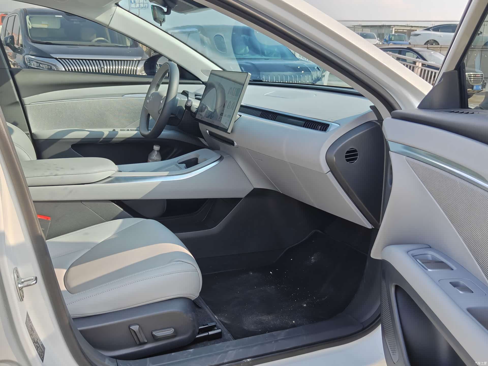 Xpeng Mona M03, 2025 10