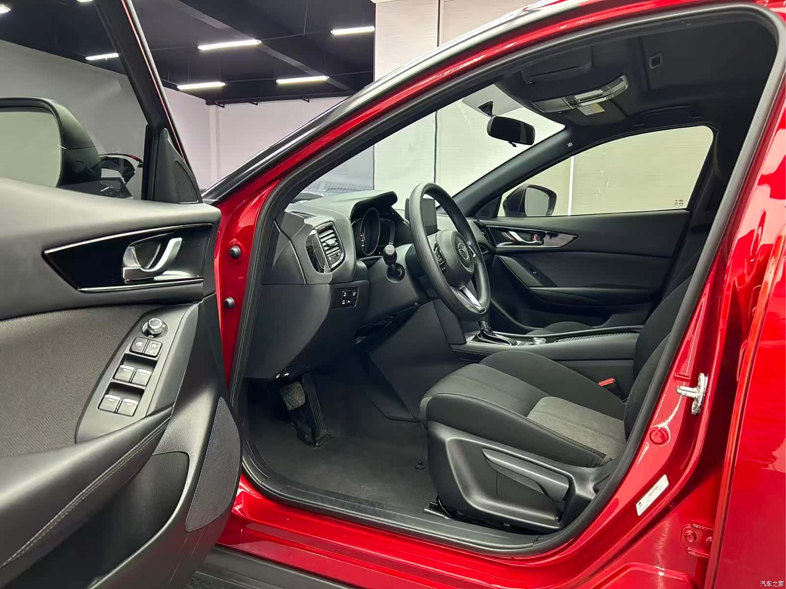 Mazda CX-4, 2023 10