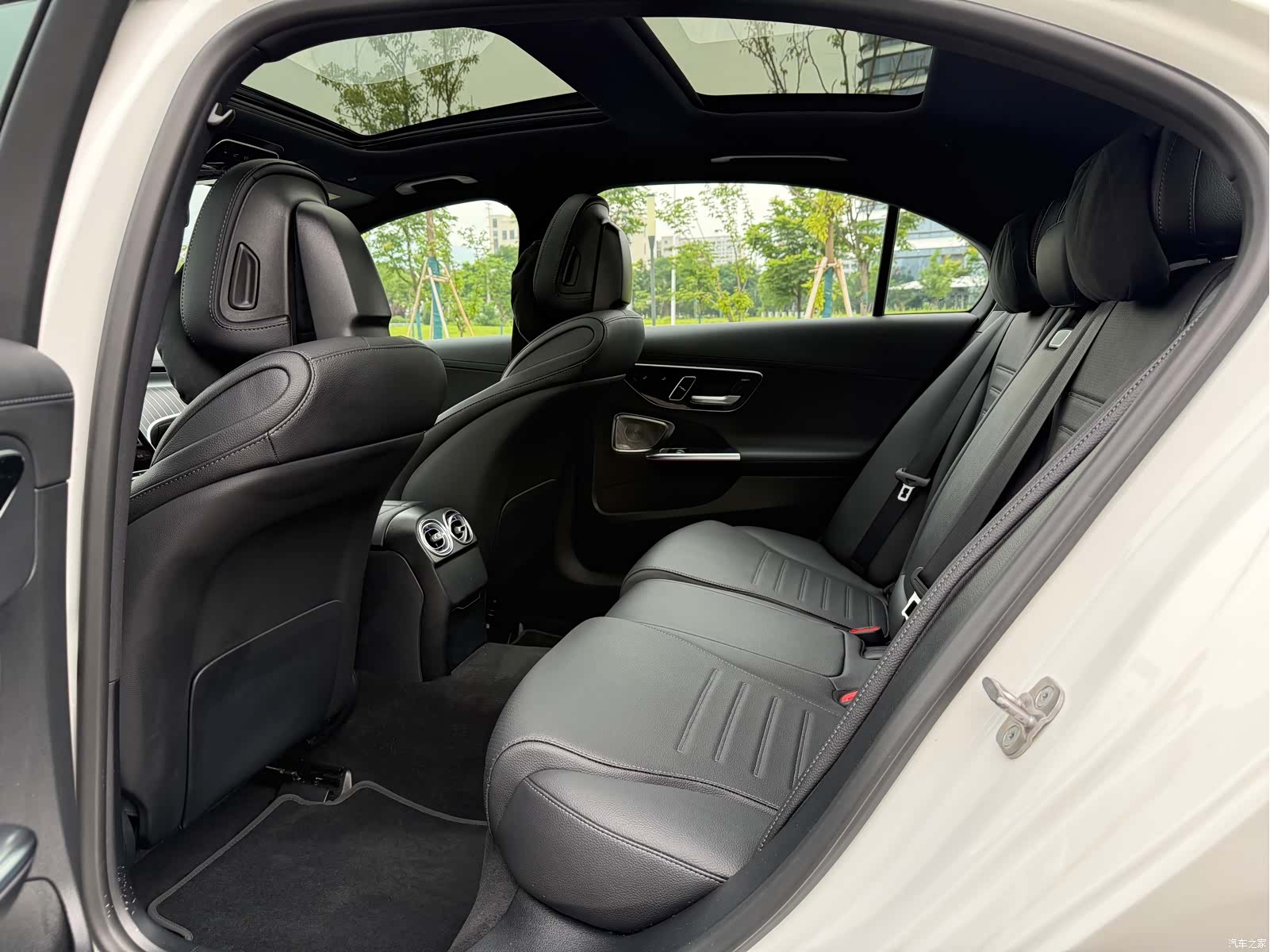 Mercedes-Benz C-Class, 2024 11