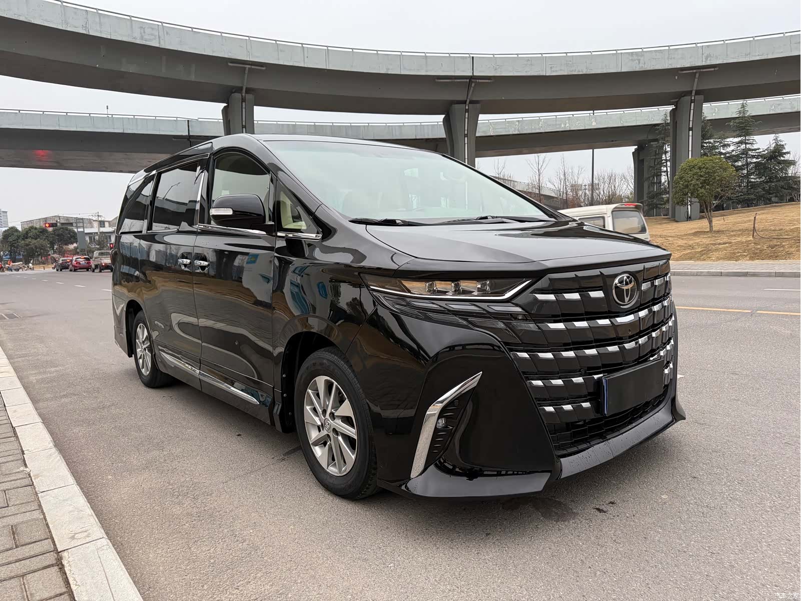 Toyota Alphard, 2014 3