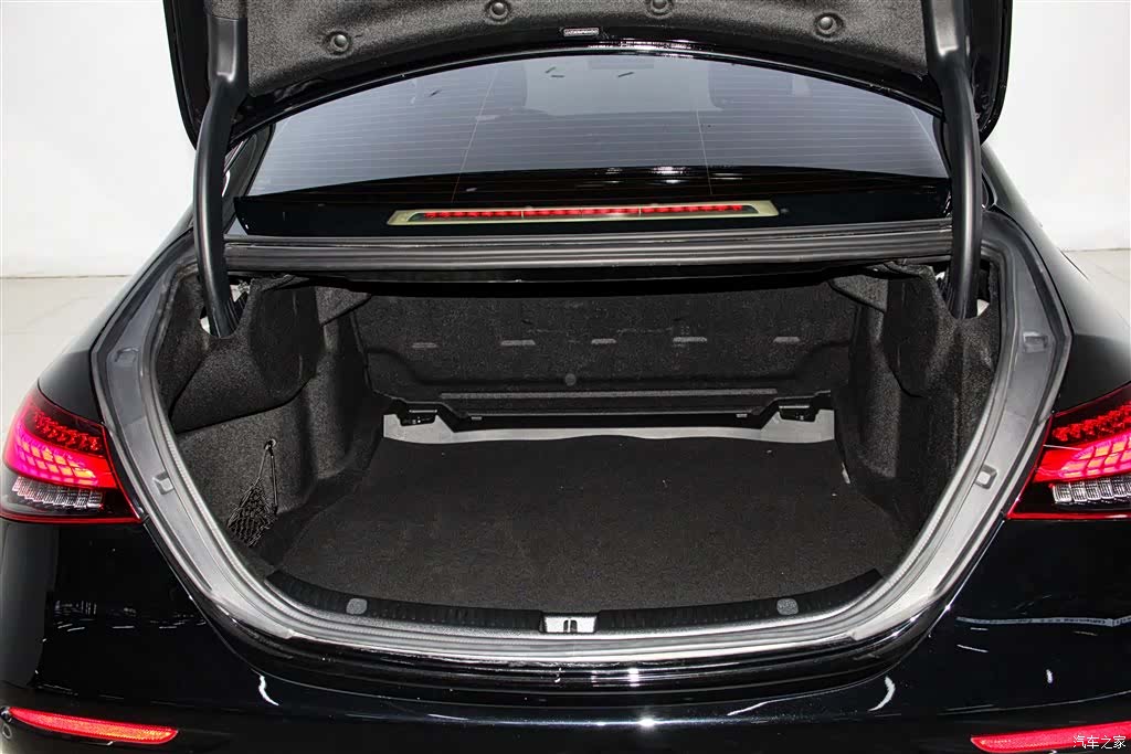Mercedes-Benz E-Class, 2023 14