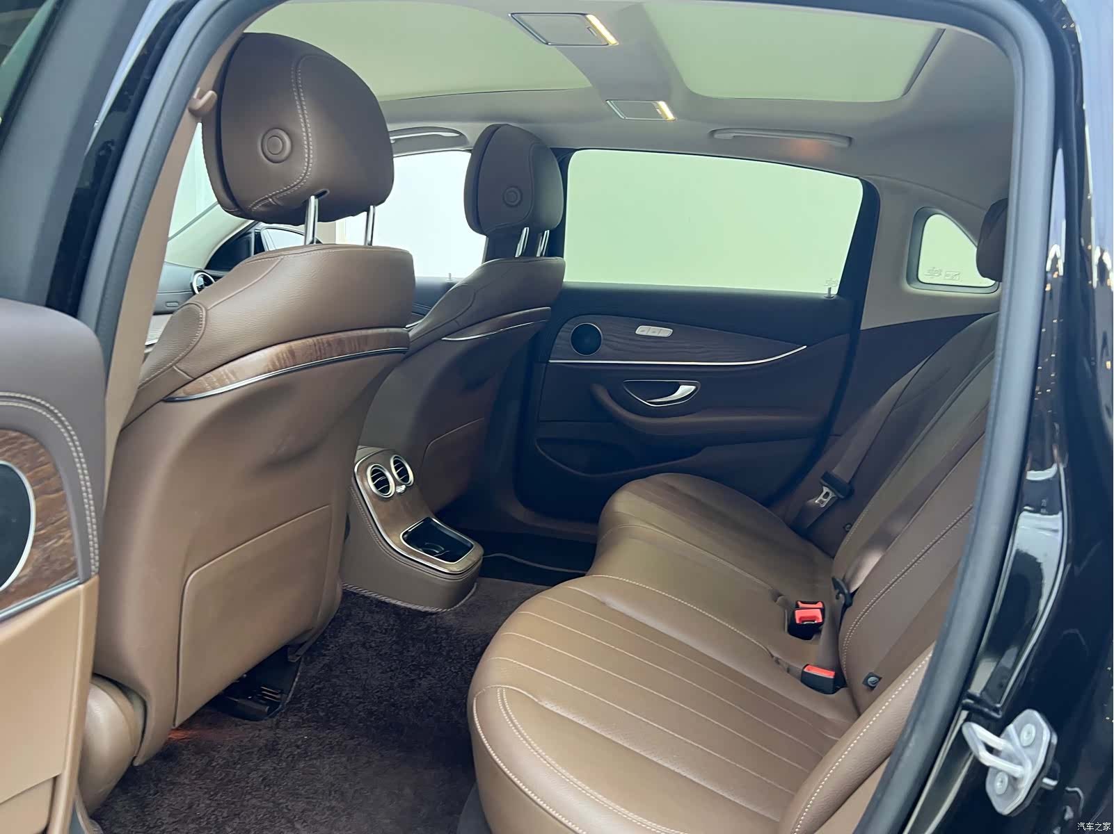 Mercedes-Benz E-Class, 2023 14