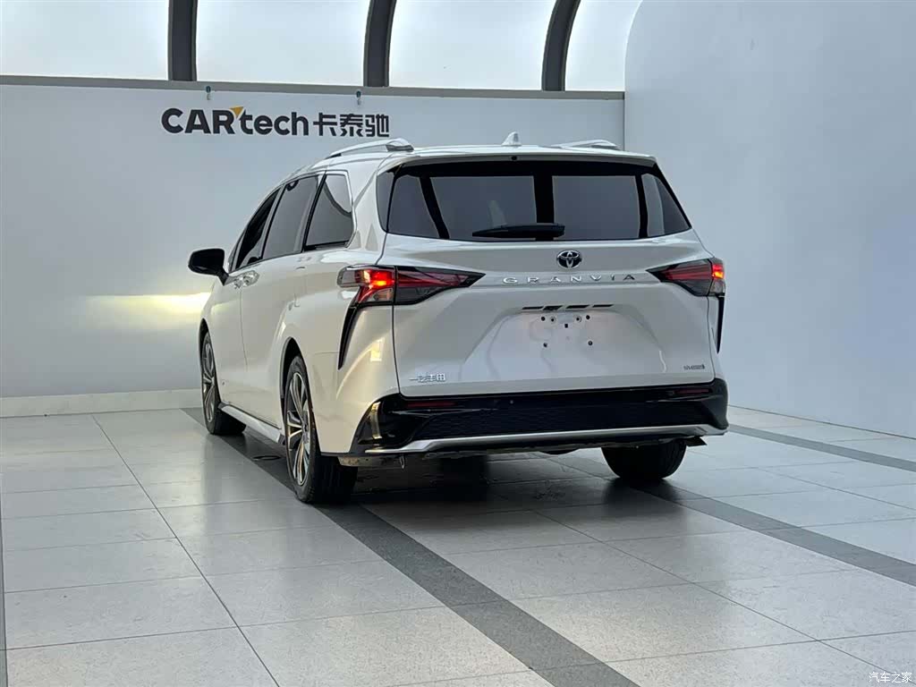 Toyota Granvia, 2024 4