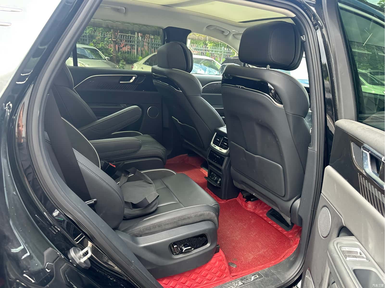 Hongqi E-HS9, 2023 12