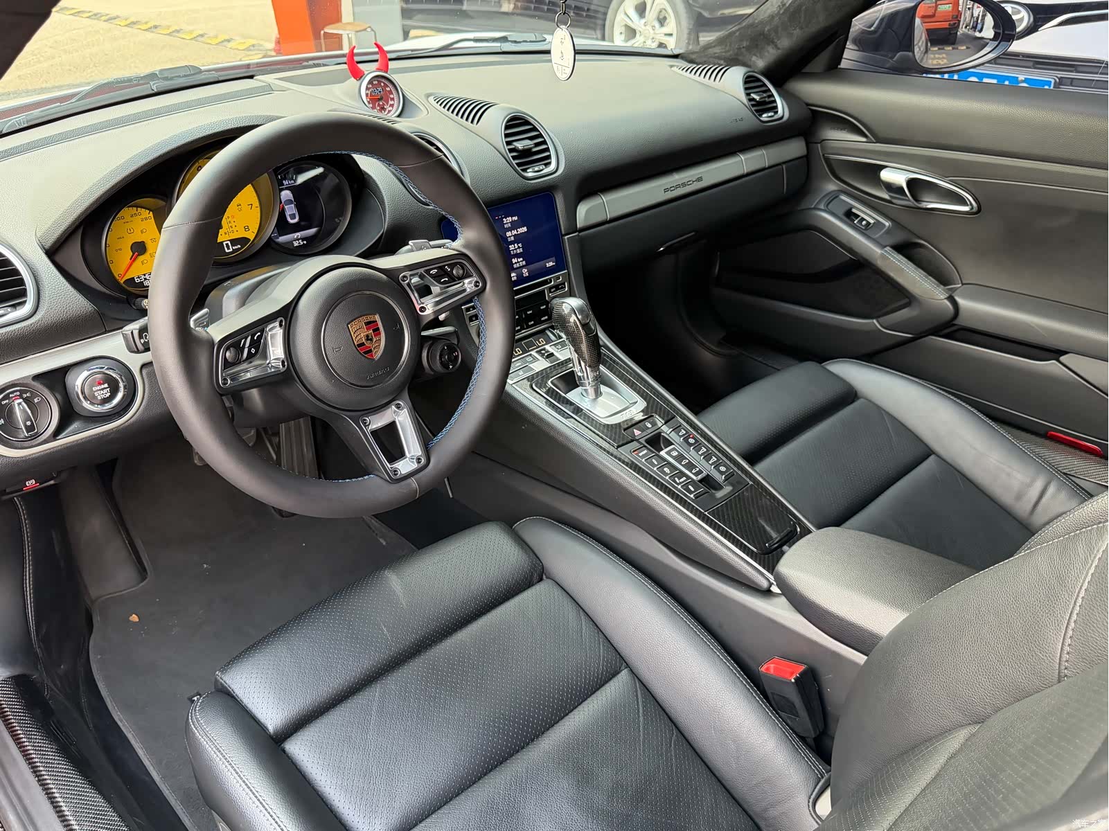Porsche Cayman, 2017 все фото