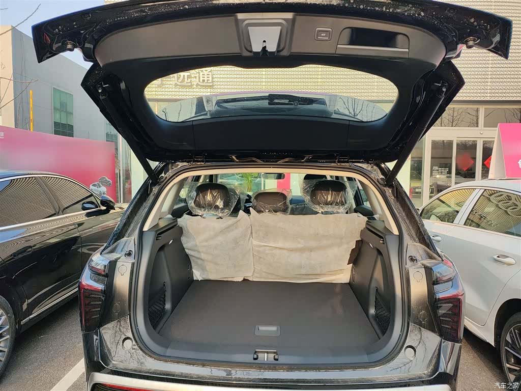 Hongqi HS3, 2025 16
