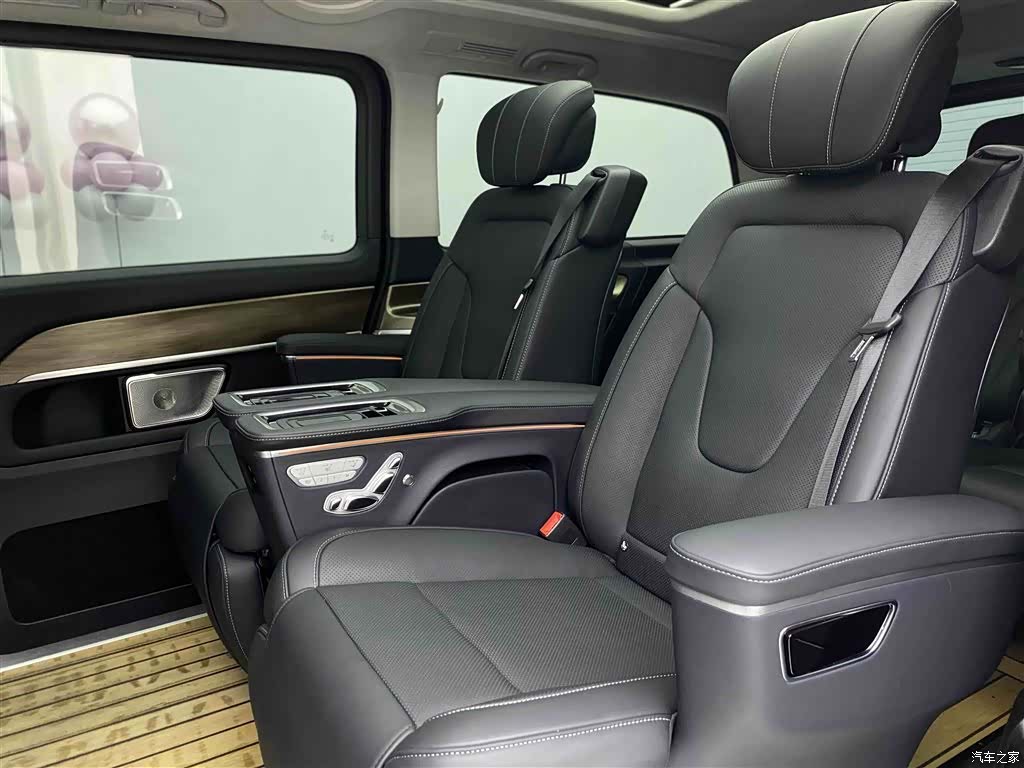 Mercedes-Benz V-Class, 2024 7