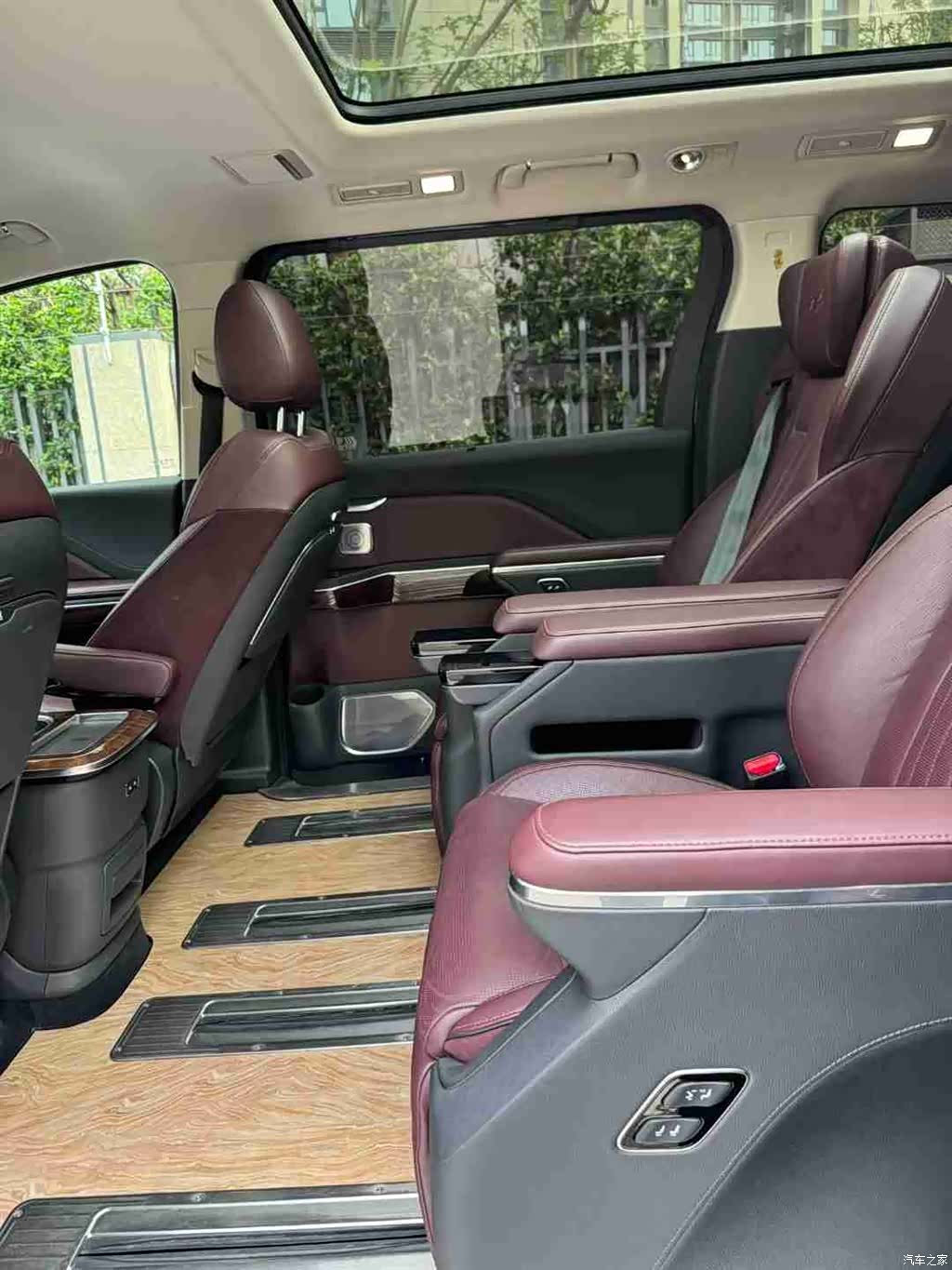Hongqi HQ9, 2022 10