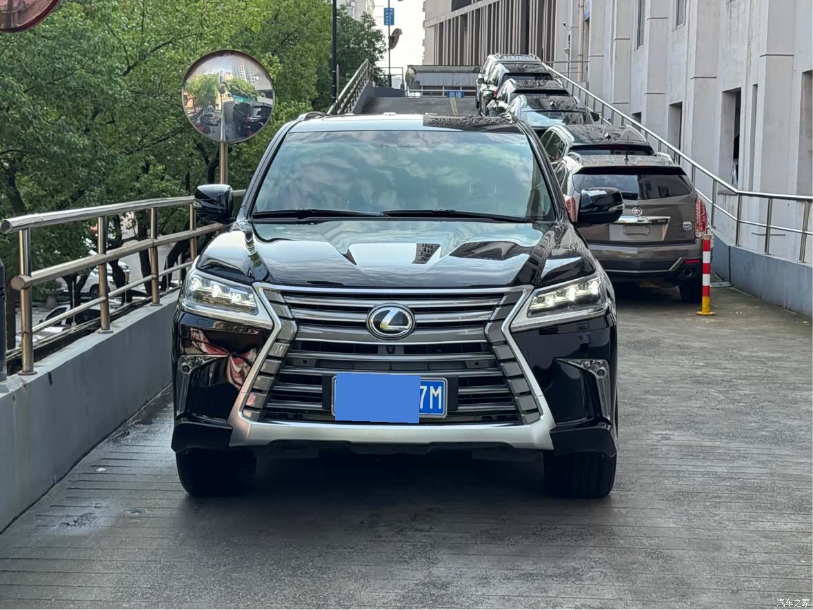 Lexus LX, 2018 1