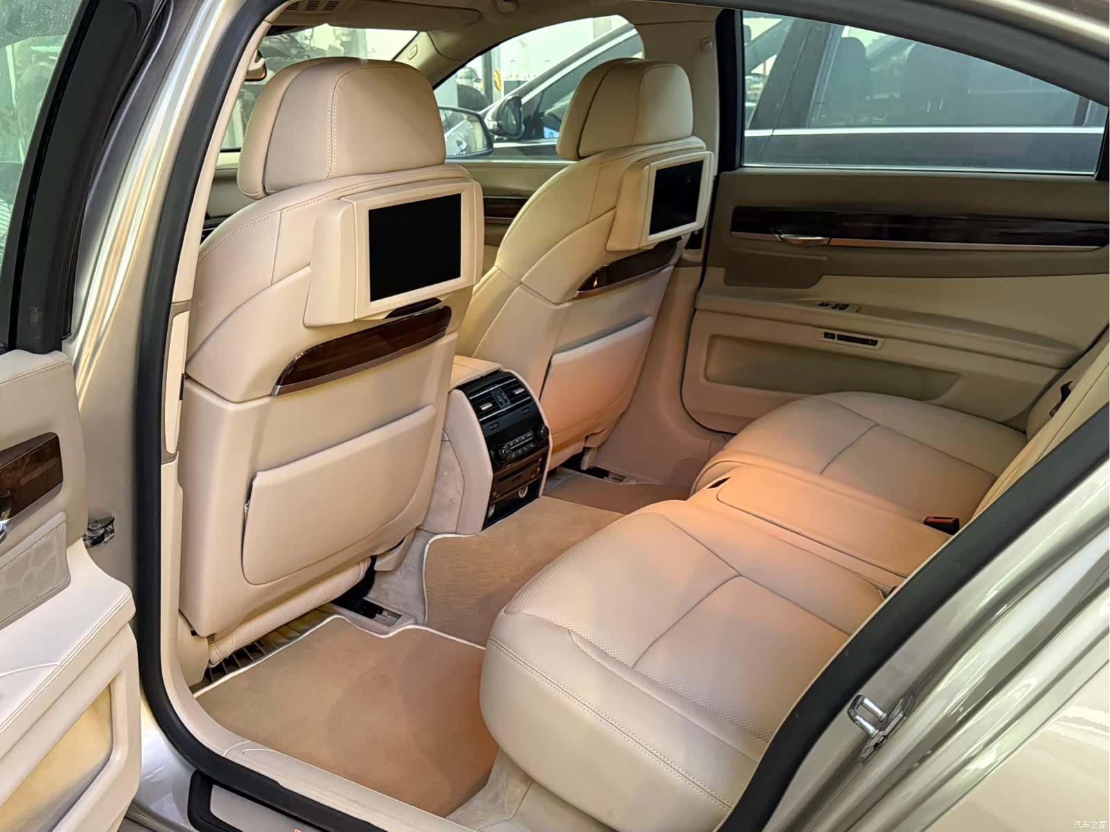 BMW 7 Series, 2010 4