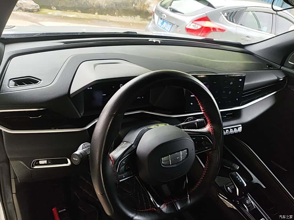 Geely Coolray, 2025 10