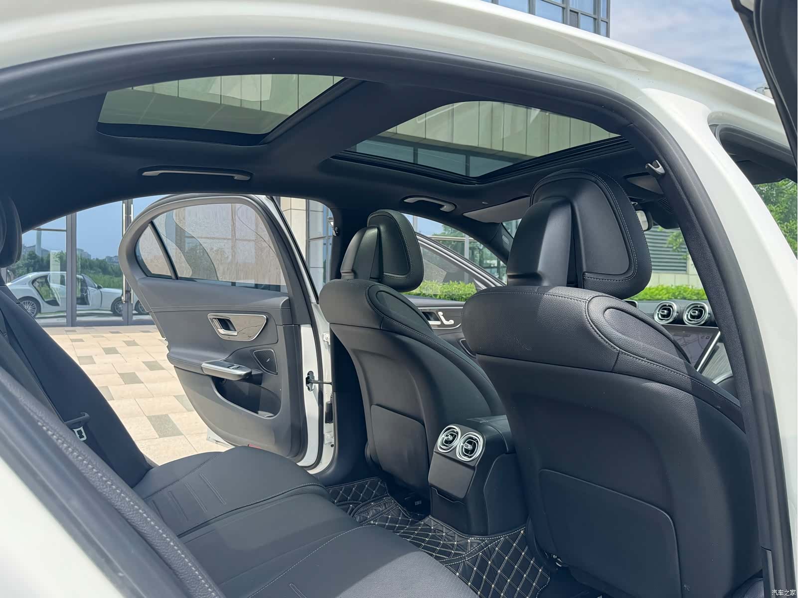 Mercedes-Benz C-Class, 2023 16