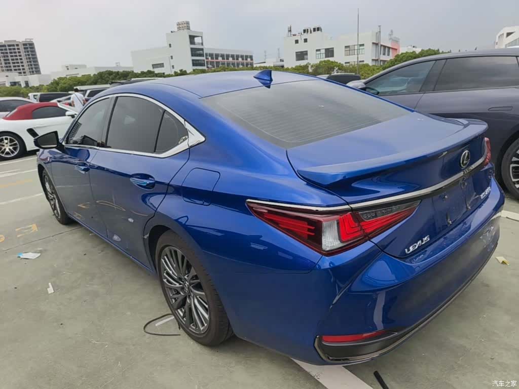 Lexus ES, 2019 все фото