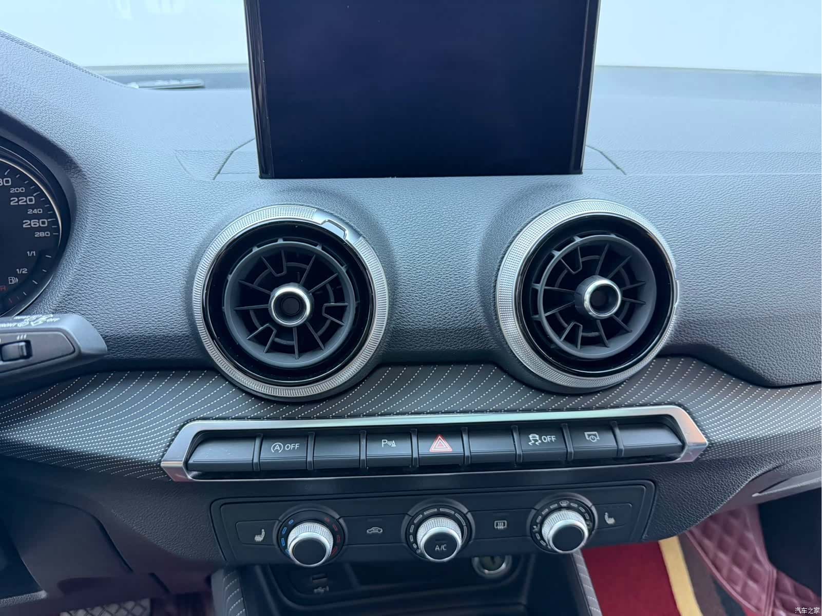 Audi Q2L, 2023 11