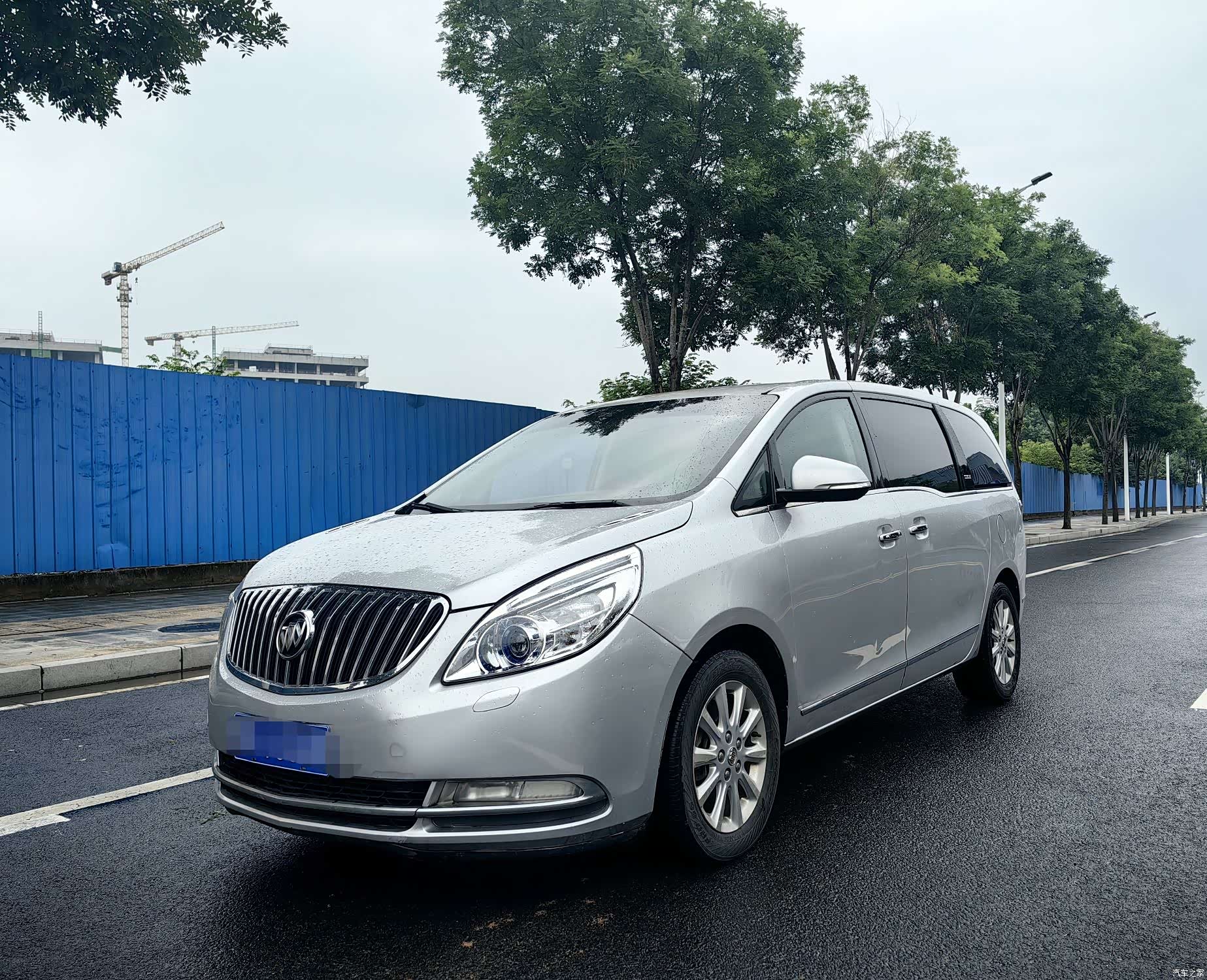 Buick GL8, 2012 1