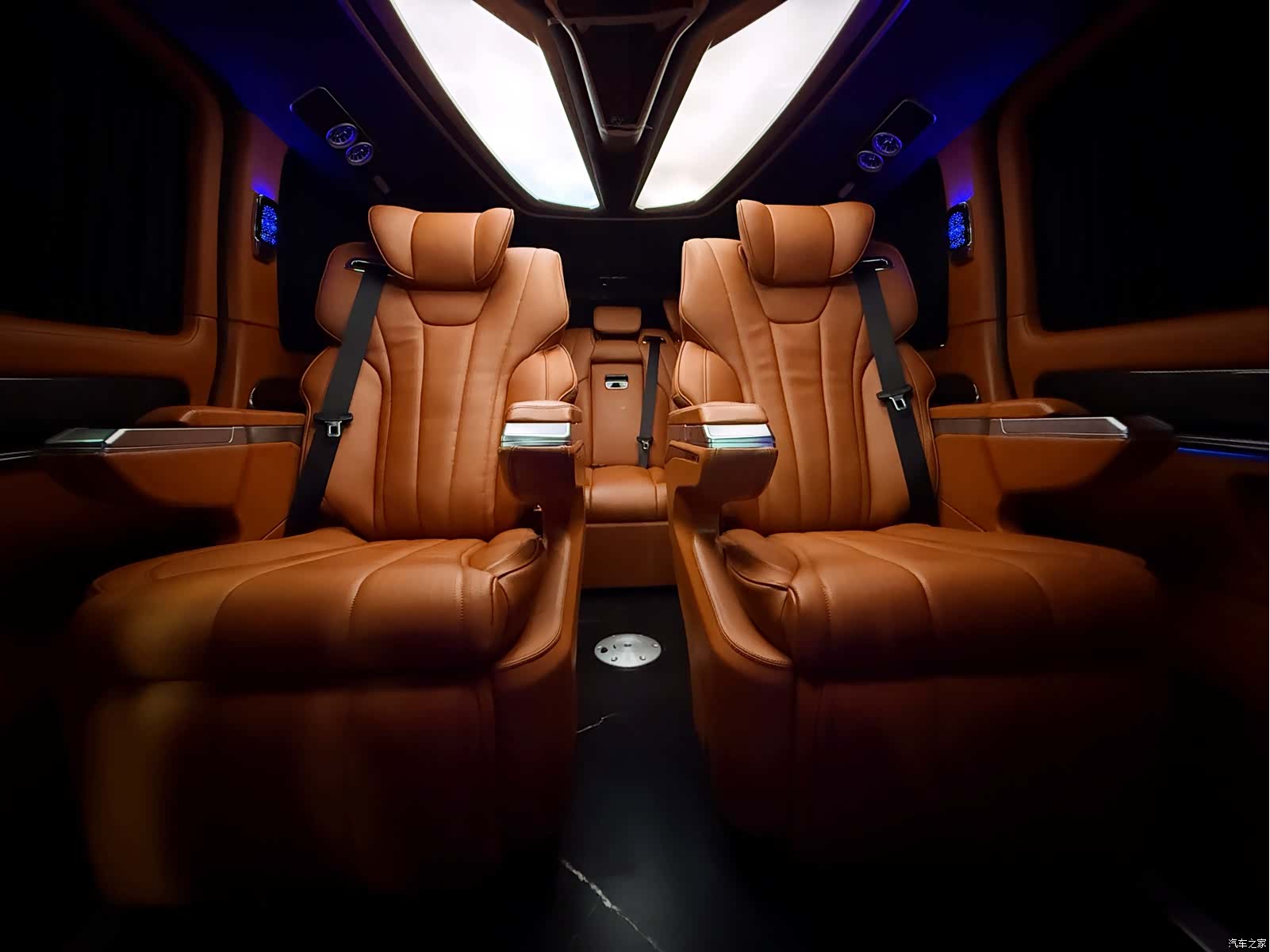Mercedes-Benz 7, 2023 2