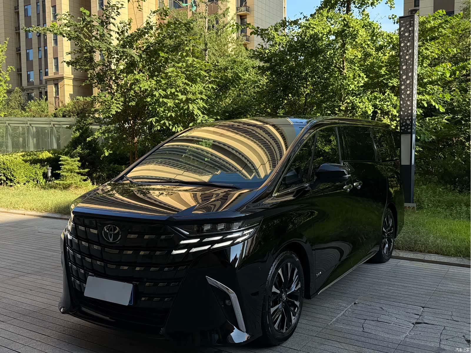 Toyota Alphard, 2025 2