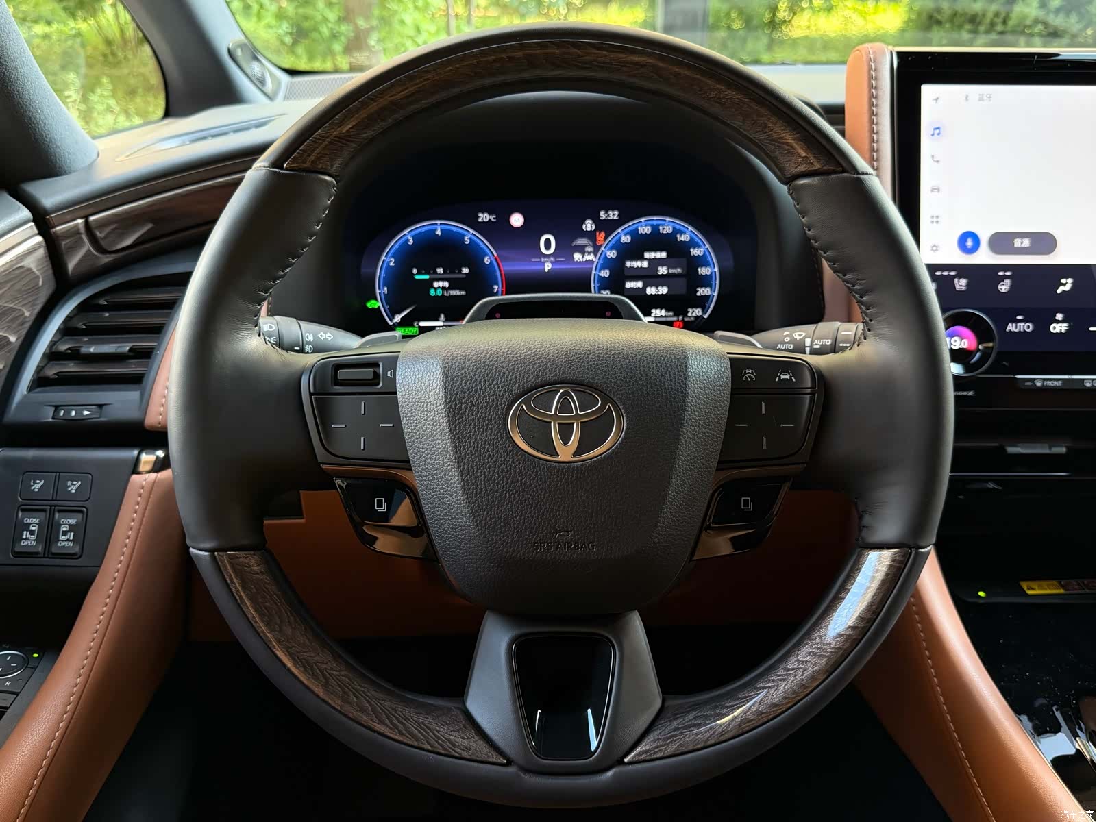 Toyota Alphard, 2025 14
