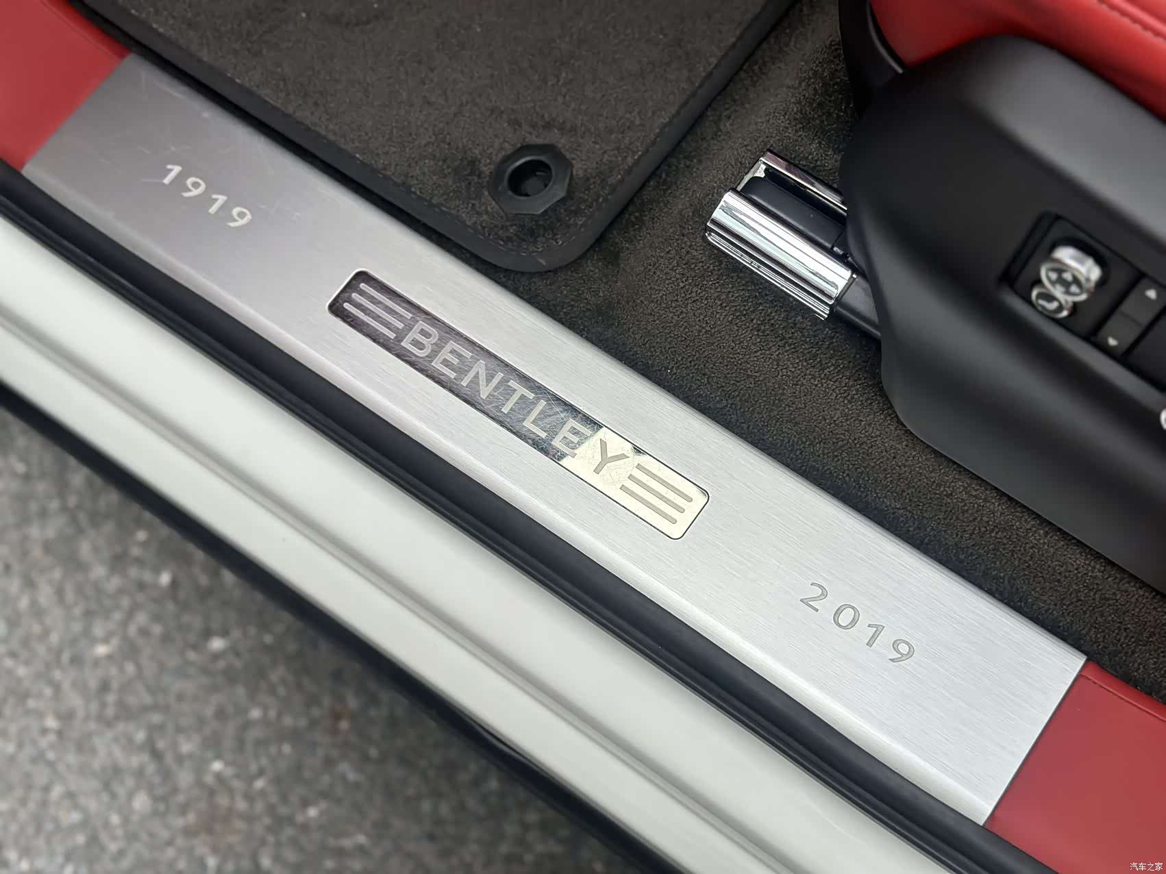 Bentley Bentayga, 2019 10