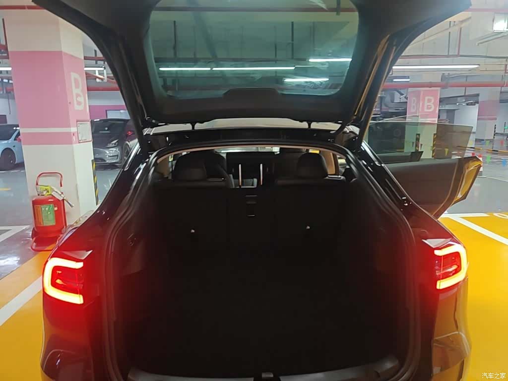 Tesla Model Y, 2023 19