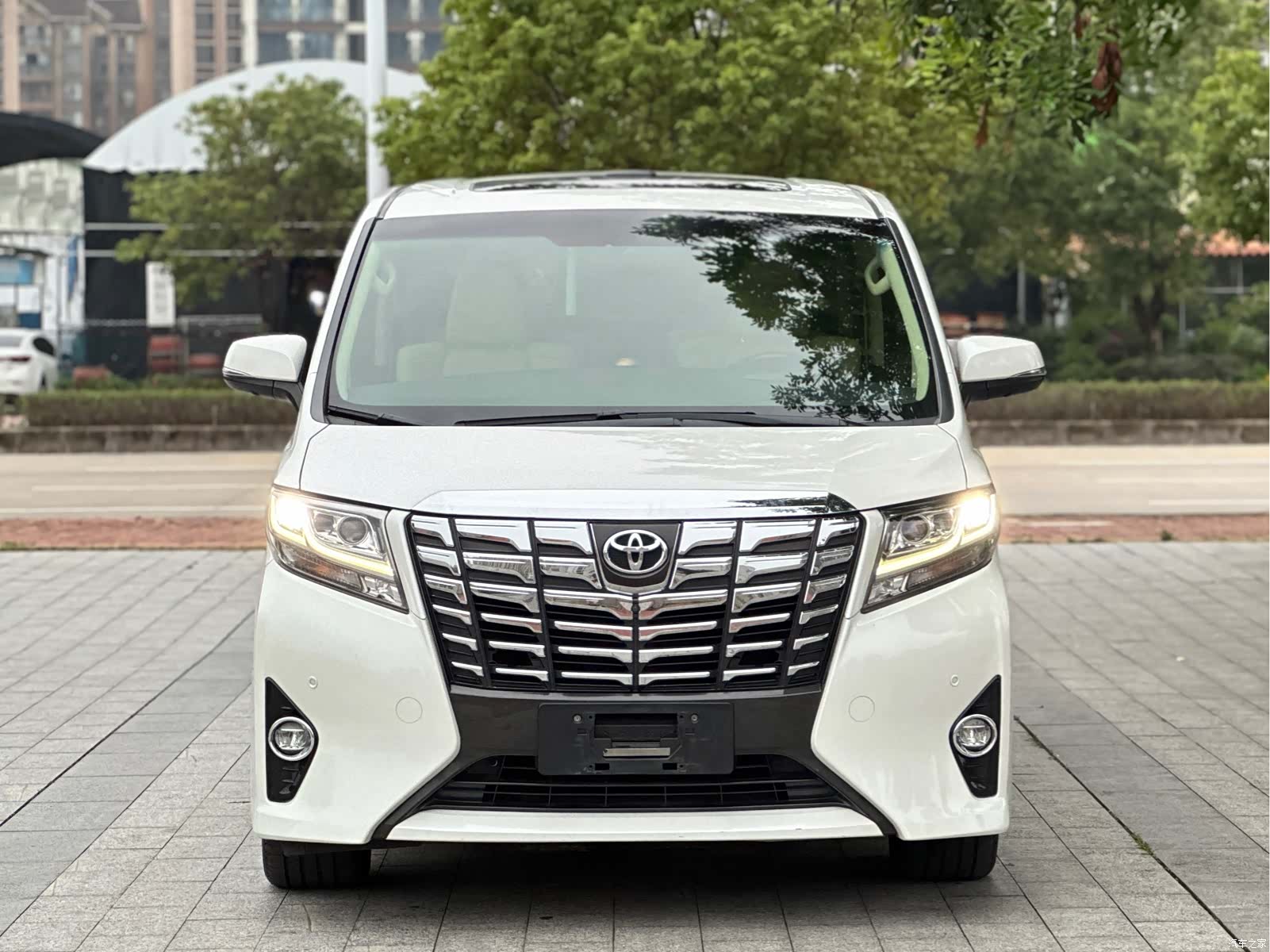 Toyota Alphard, 2017 3