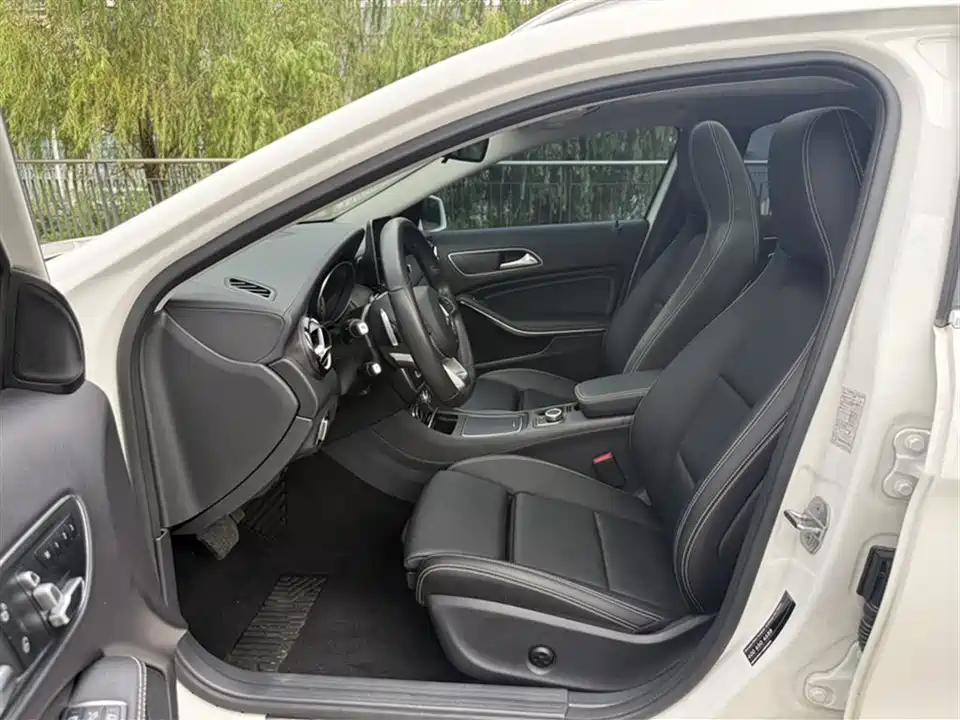 Mercedes-Benz GLA Mercedes-Benz GLA
