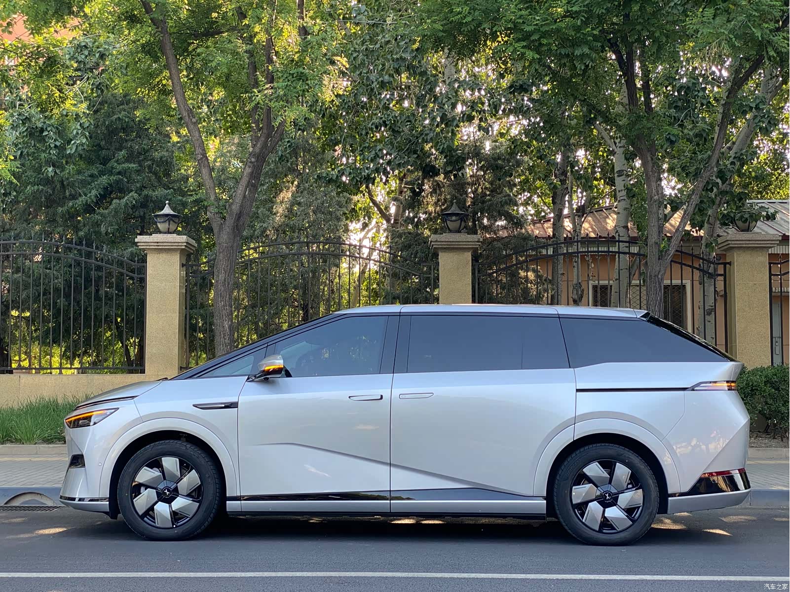 Xpeng X9, 2024 2