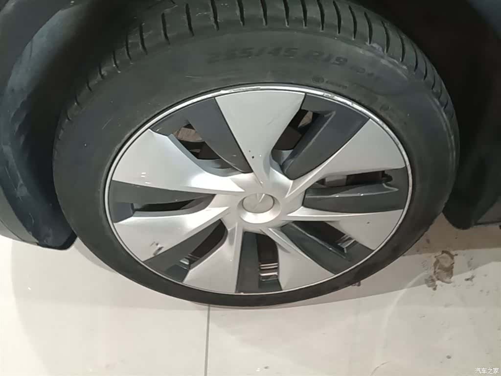 Tesla Model Y, 2023 23