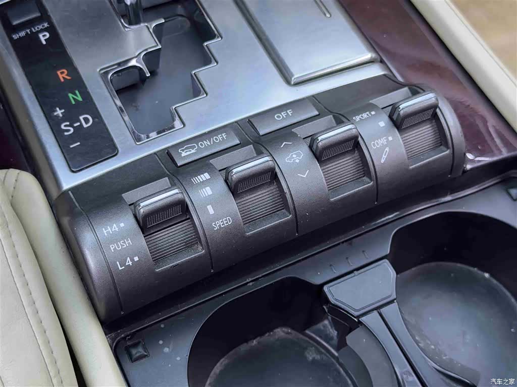 Lexus LX, 2011 14