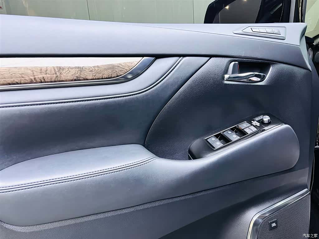 Toyota Vellfire, 2021 11