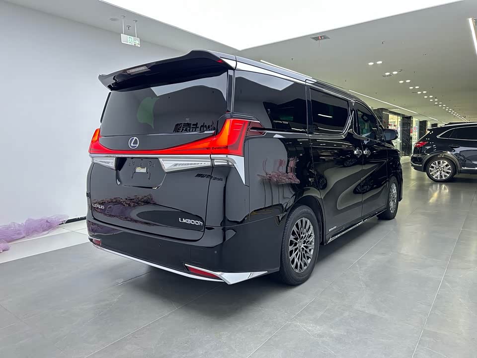Lexus LM