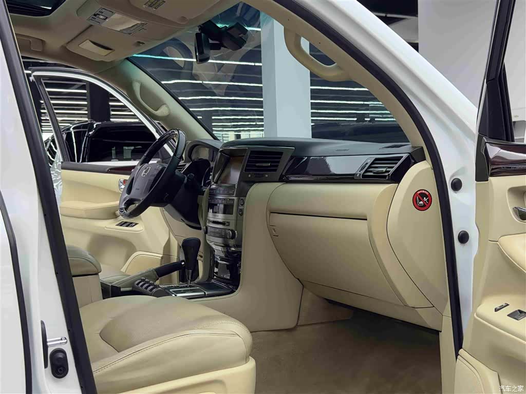 Lexus LX, 2011 8
