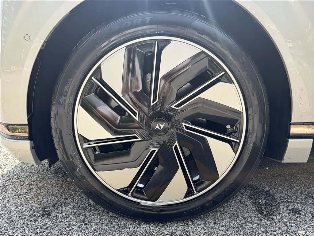 DongFeng eπ008, 2025 44
