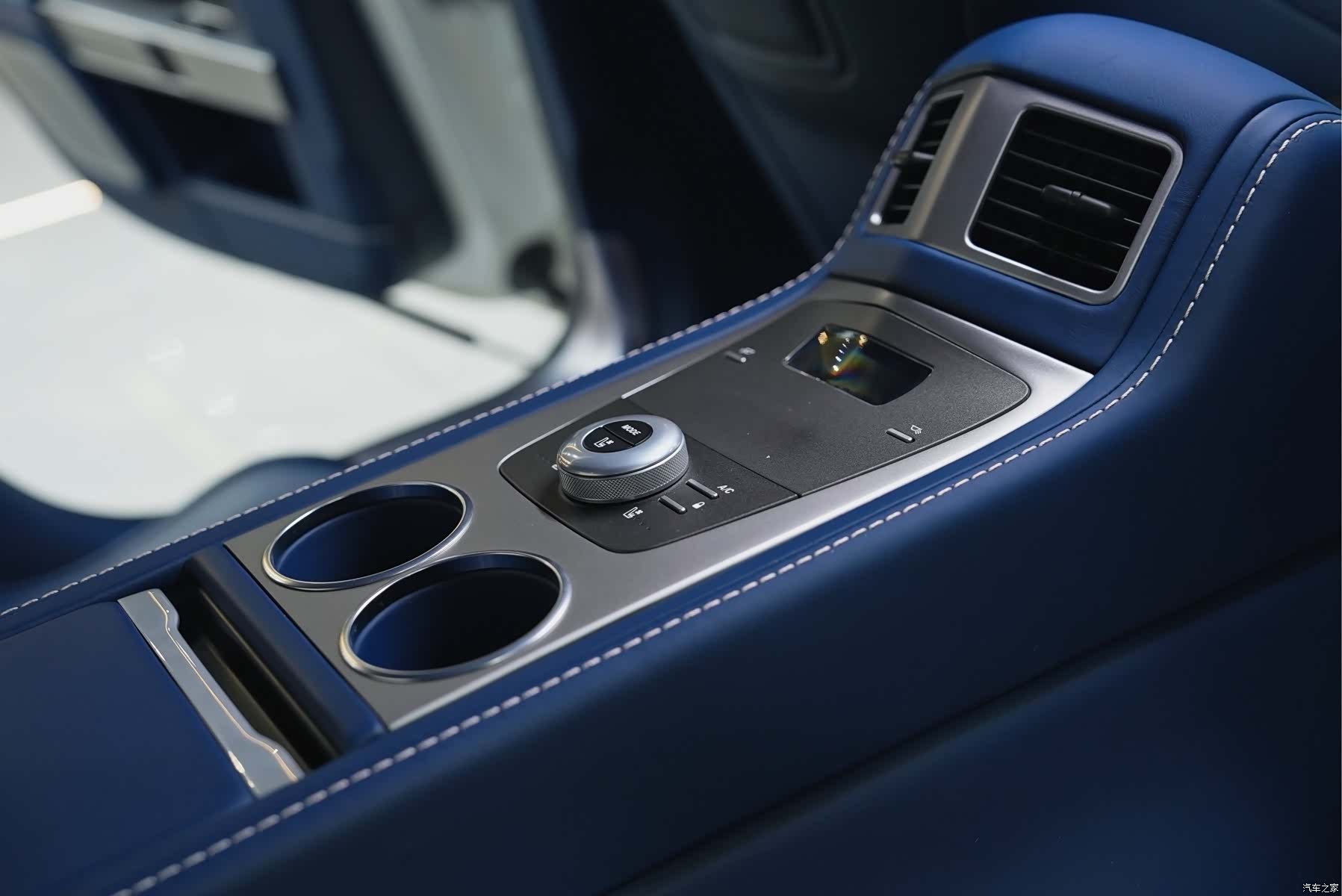 Aston Martin Rapide, 2019 19