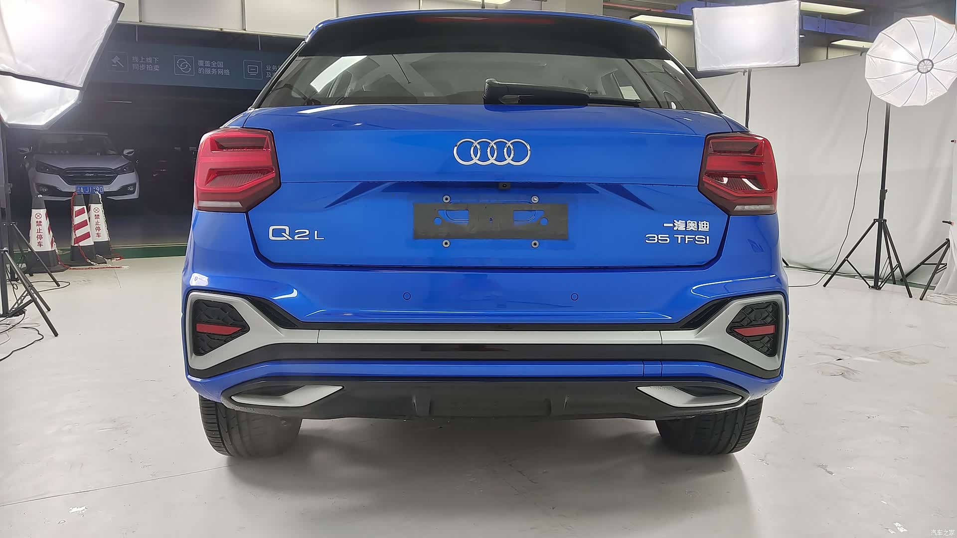Audi Q2L, 2023 все фото