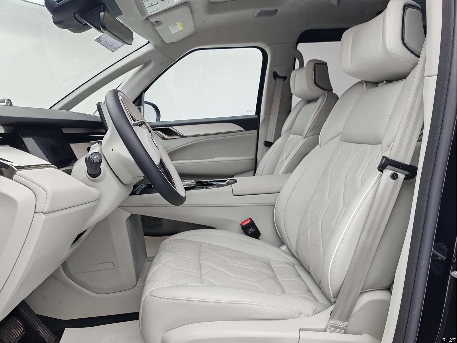 Volvo EM90, 2024 4